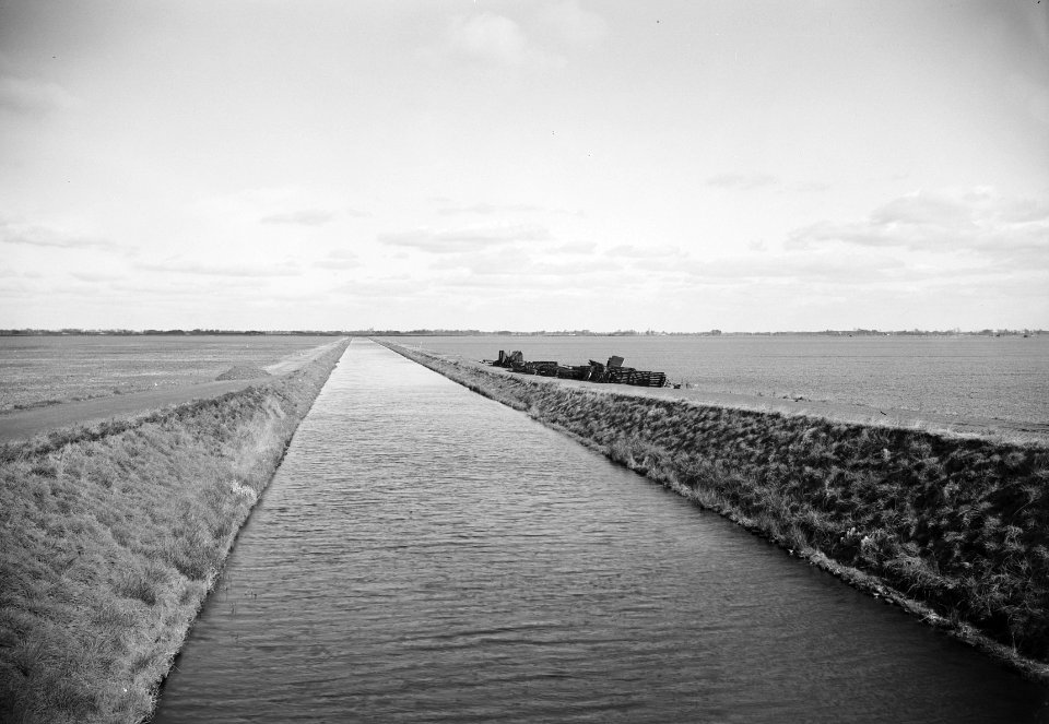 Graven en verbeteren van kanalen, aanleggen bruggen, hoofdwijken, westerwolds ka, Bestanddeelnr 160-0597