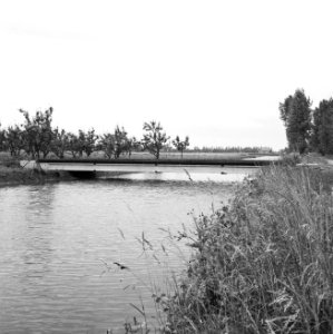 Graven en verbeteren van kanalen, aanleggen bruggen, water, Lek en Linge, Bestanddeelnr 160-0764
