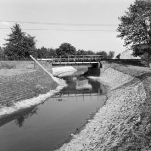 Graven en verbeteren van kanalen, aanleggen bruggen, water, barneveldse beek, Bestanddeelnr 160-0744