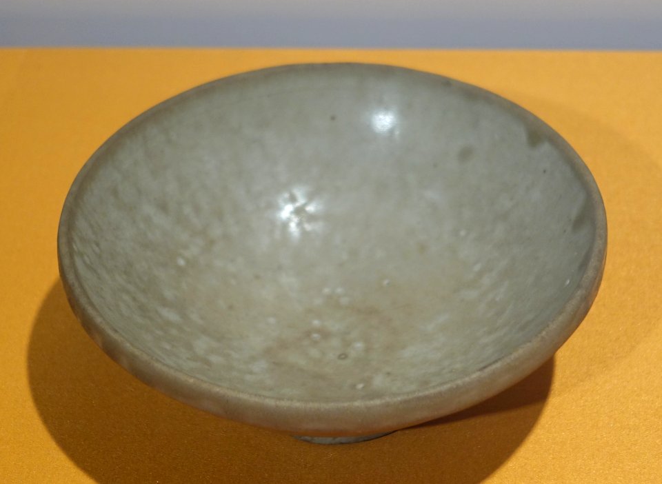 Green glazed porcelain bowl, Tang dynasty, from Sham Wan Tsuen, Chek Lap Kok, Hong Kong - Hong Kong Museum of History - DSC00867