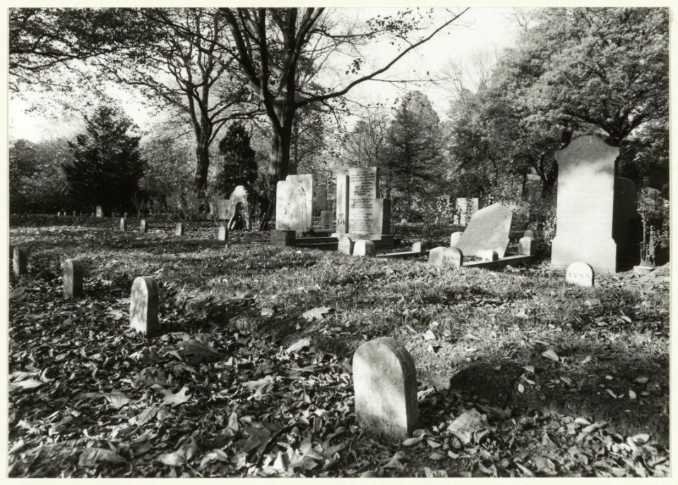 Graven op de algemene Begraafplaats aan de Kleverlaan. NL-HlmNHA 54031978