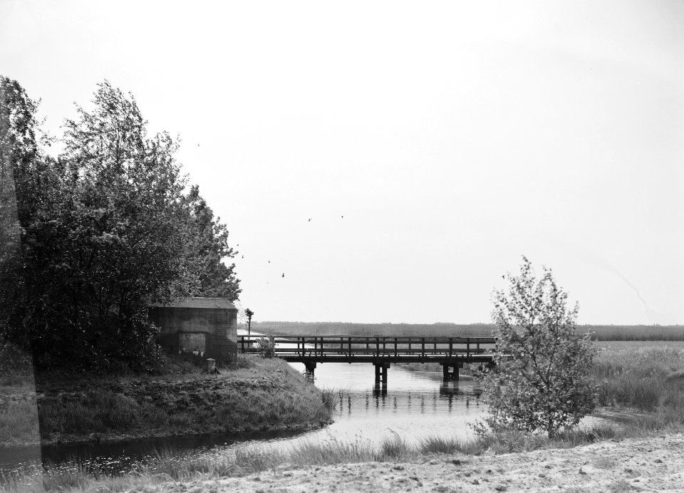 Graven en verbeteren van kanalen, aanleggen bruggen, water, defensiekanaal, peel, Bestanddeelnr 160-0563