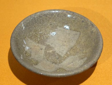 Green glazed bowl with ice-crack design, Tang dynasty, from San Tau, Lantau Island, Hong Kong - Hong Kong Museum of History - DSC00871