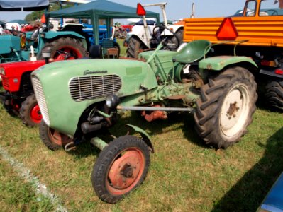 Green Gulner Tractor pic1 photo