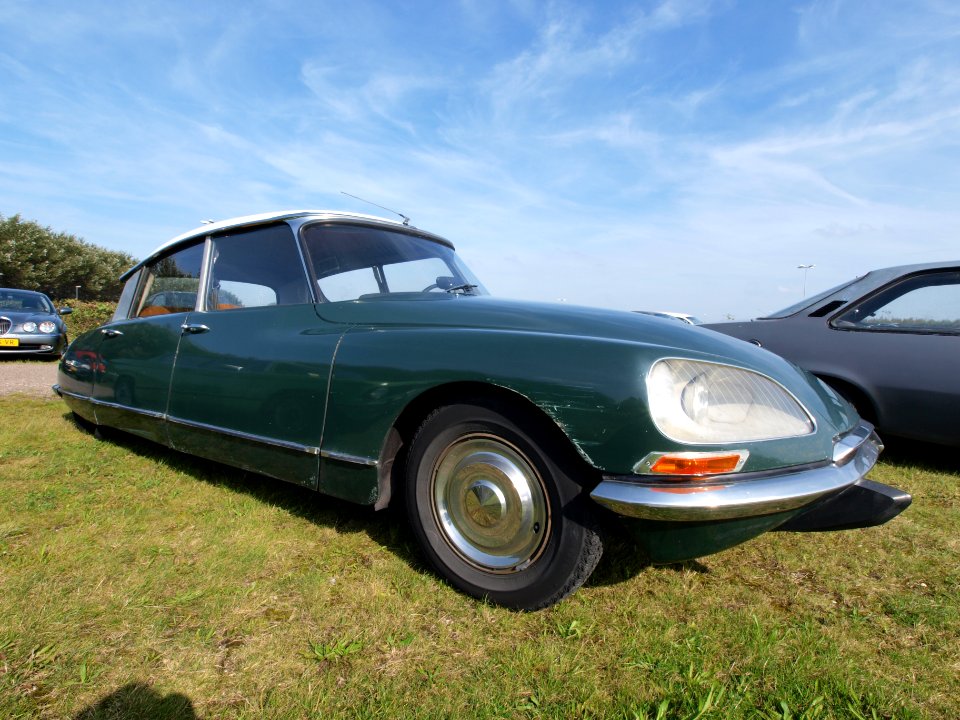 Green Citroën DS photo-1