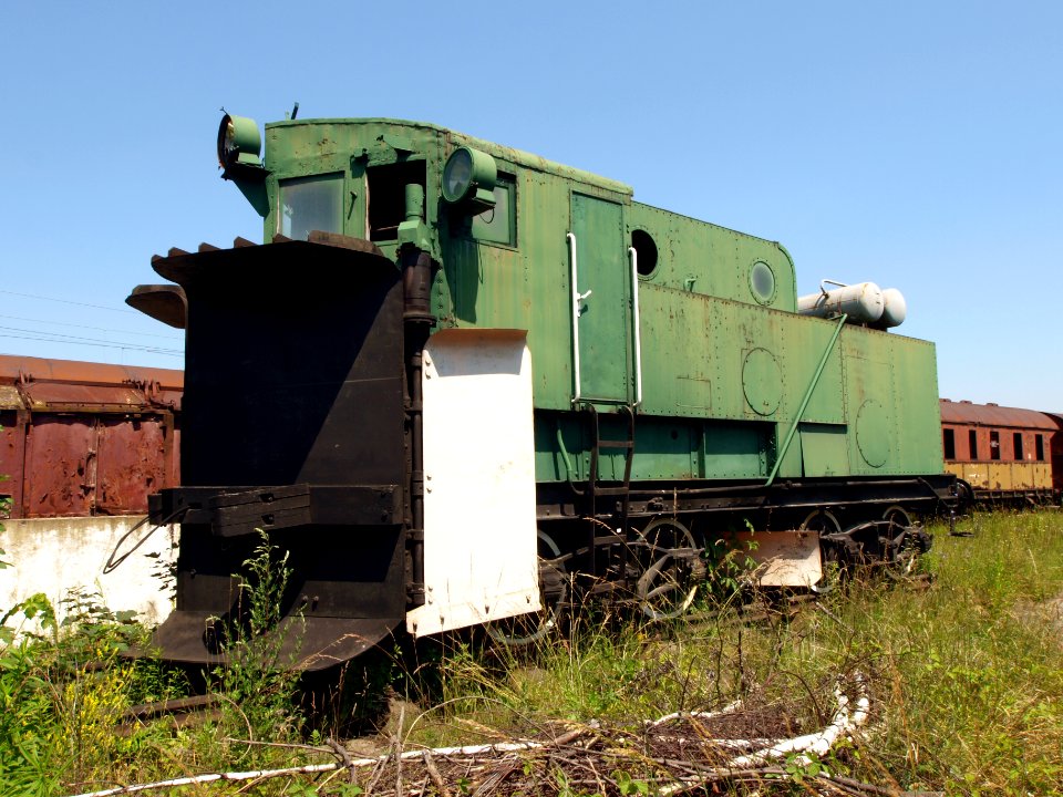 Green snow plow locomotive pic2