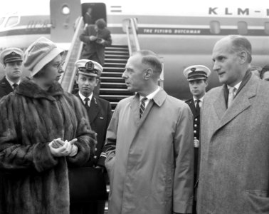 Gouverneur Platteel uit Nieuw-Guinea op Schiphol, vliegtuigtrap, Bestanddeelnr 914-3564
