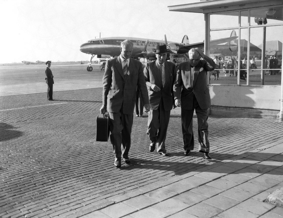Gouverneur van Nieuw Guinea op Schiphol, dr. J. van Baal, Bestanddeelnr 908-7525