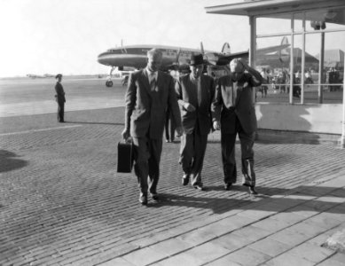 Gouverneur van Nieuw Guinea op Schiphol, dr. J. van Baal, Bestanddeelnr 908-7525