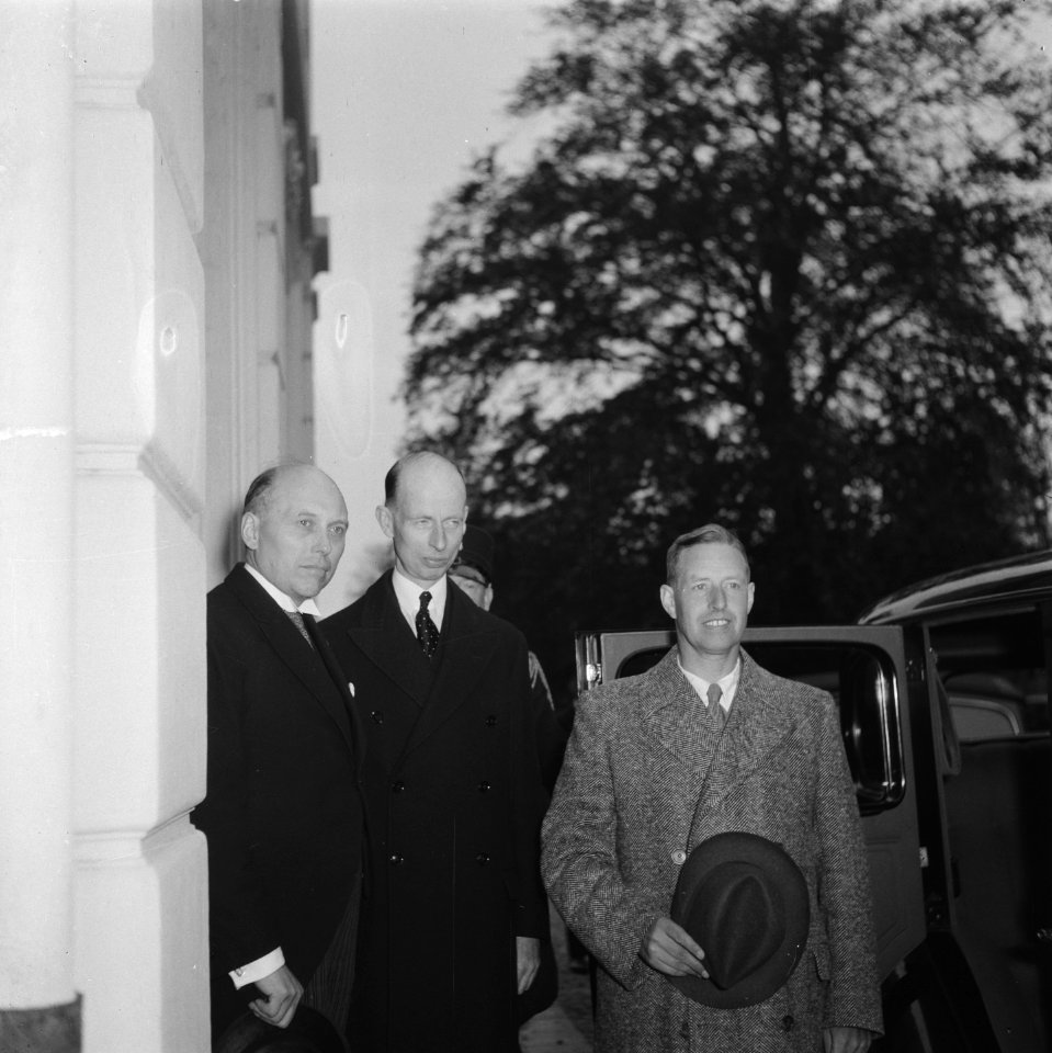 Gouverneur-Generaal A.W.L. Tjarda Van Starkenborgh Stachouwer (rechts) met minis, Bestanddeelnr 900-7352