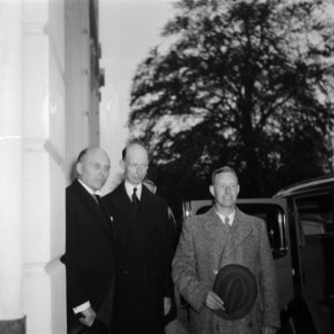 Gouverneur-Generaal A.W.L. Tjarda Van Starkenborgh Stachouwer (rechts) met minis, Bestanddeelnr 900-7352 photo