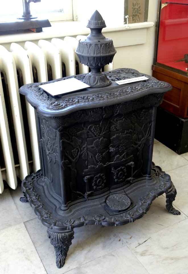 Green Mountain Parlor Stove No. 3, H. J. Ruggles Foundry, Poultney, Vermont, c. 1850, cast iron - Bennington Museum - Bennington, VT - DSC08557