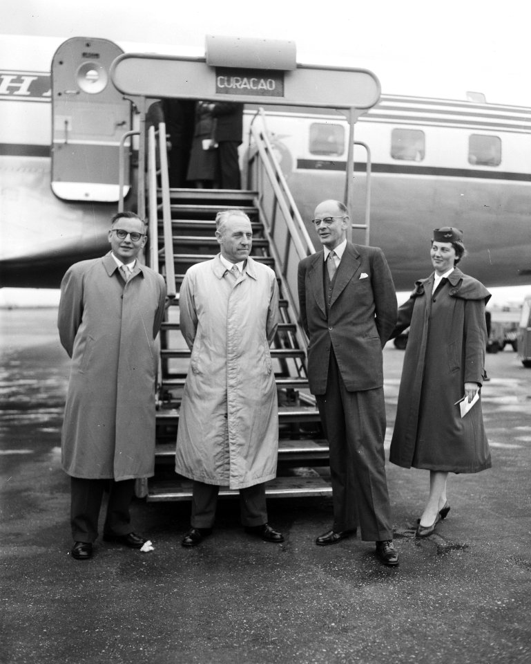 Gouverneur Van Tilburg weer naar Paramaribo Met De Gaay Fortman (rechts) Evert , Bestanddeelnr 907-9976
