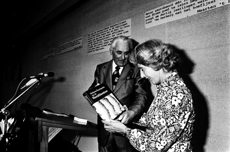 GPD forum in Arti et Amicitiae , presentatie heruitgave Moderne Encyclopedie va, Bestanddeelnr 930-8971