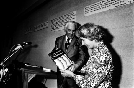 GPD forum in Arti et Amicitiae , presentatie heruitgave Moderne Encyclopedie va, Bestanddeelnr 930-8971