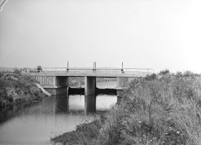 Graven en verbeteren van kanalen, aanleggen bruggen, stuwbruggen, Maas en Waal, Bestanddeelnr 160-0638