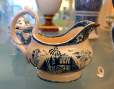 Gravy boat, c. 1822-1850, faience - Fábrica de Miragaia - Museu Nacional de Soares dos Reis - Porto, Portugal - DSC00438