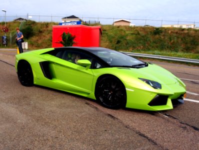 Green LAMBORGHINI AVENTADOR, licence 2-TJD-38, pic2