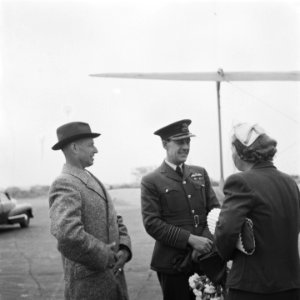 Gouverneur-generaal Tjarda van Starkenborg Stachouwer wordt op het vliegveld Sch, Bestanddeelnr 900-7356 photo