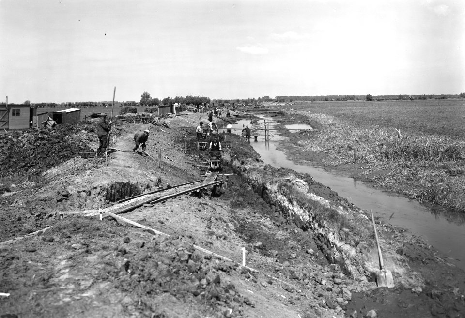 Graven en verbeteren van kanalen, aanleggen bruggen, grond, werkzaamheden, grift, Bestanddeelnr 160-0605