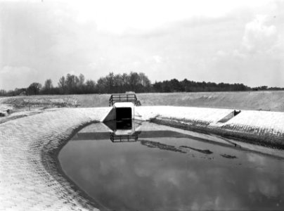 Graven en verbeteren van kanalen, aanleggen bruggen, oelerbeek, Bestanddeelnr 160-0579