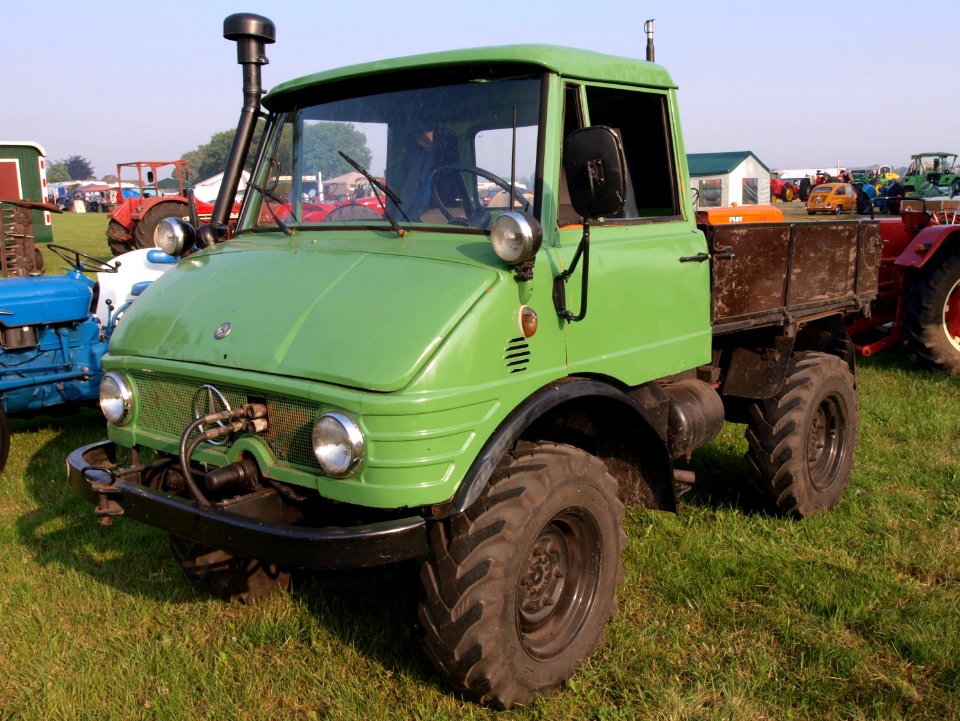 Green Mercedes Unimog pic3