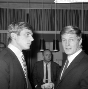 Gouden boek voor Jan Cremer, rechts Wim Wagenaar, Bestanddeelnr 917-1760