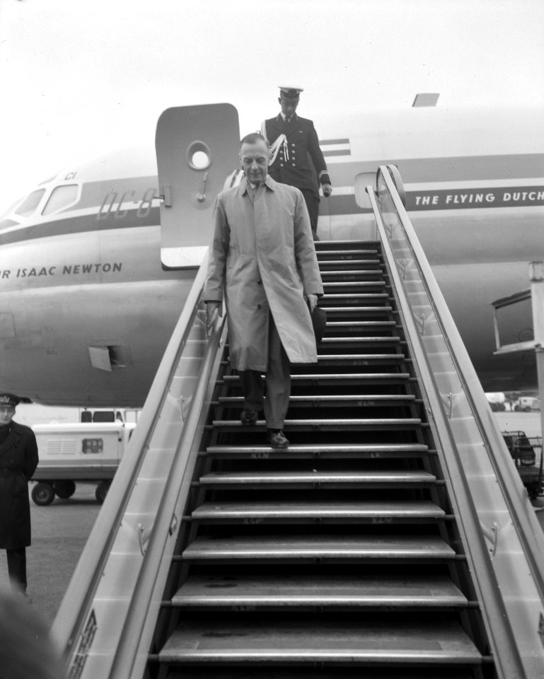 Gouverneur Platteel uit Nieuw-Guinea op Schiphol, vliegtuigtrap, Bestanddeelnr 914-3563