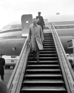 Gouverneur Platteel uit Nieuw-Guinea op Schiphol, vliegtuigtrap, Bestanddeelnr 914-3563