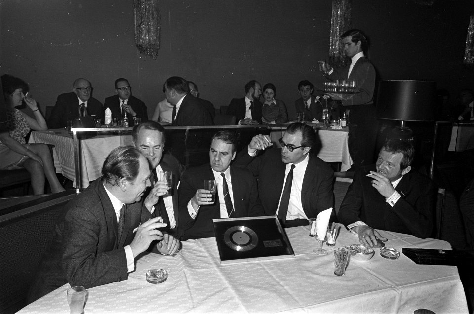 Gouden plaat voor dhr. J.N.Y. Sieverding. Paul van der Velde, dhr. Sieverding, W, Bestanddeelnr 921-1988