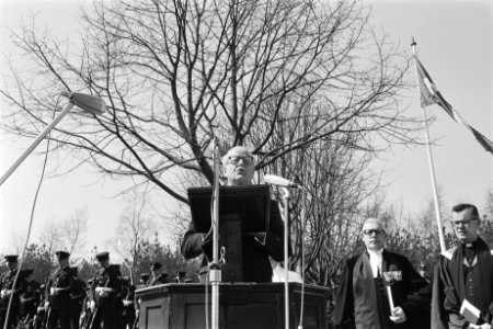 Gouverneur-generaal Michener voert het woord op de Canadese militaire begraafpl…, Bestanddeelnr 924-4599