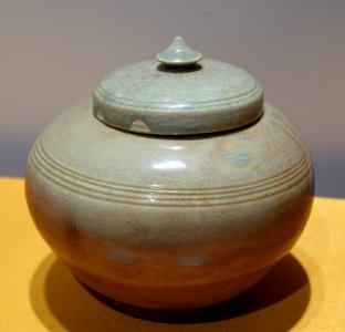 Green glazed pot with cover, Southern Han period, from Deling, Xiaoguwei, Panyu, Guangzhou - Hong Kong Museum of History - DSC00769