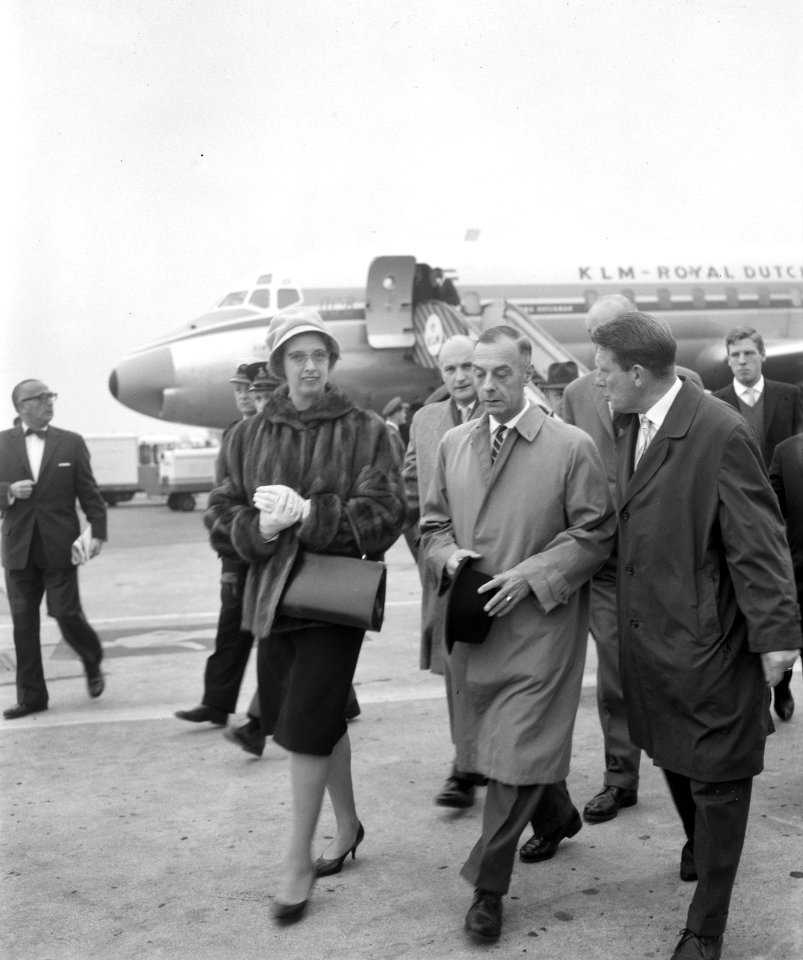 Gouverneur Platteel uit Nieuw-Guinea op Schiphol, gezin Platteel met heer Van Ec, Bestanddeelnr 914-3562