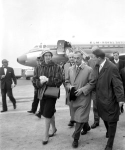 Gouverneur Platteel uit Nieuw-Guinea op Schiphol, gezin Platteel met heer Van Ec, Bestanddeelnr 914-3562