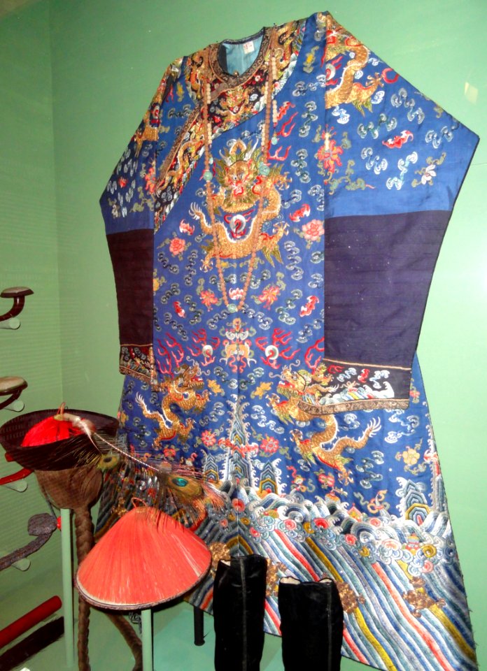 Gown and hats - Chinese collection - Museum of Cultures (Helsinki) - DSC04845