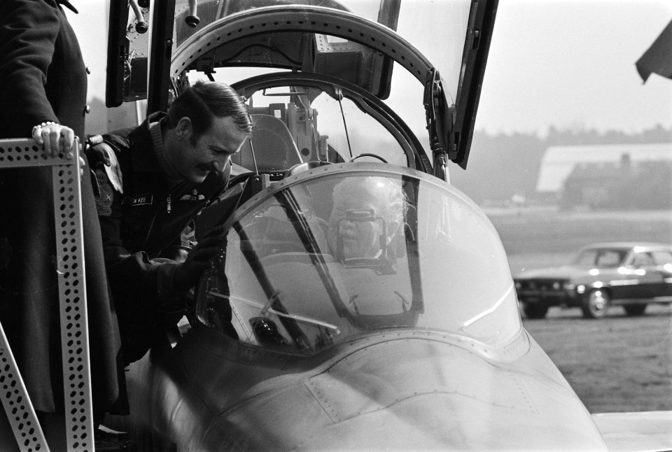 Gouverneur-generaal Michener in de cockpit van een gevechtsvliegtuig op vliegve…, Bestanddeelnr 924-4579
