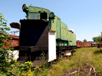 Green snow plow locomotive pic1