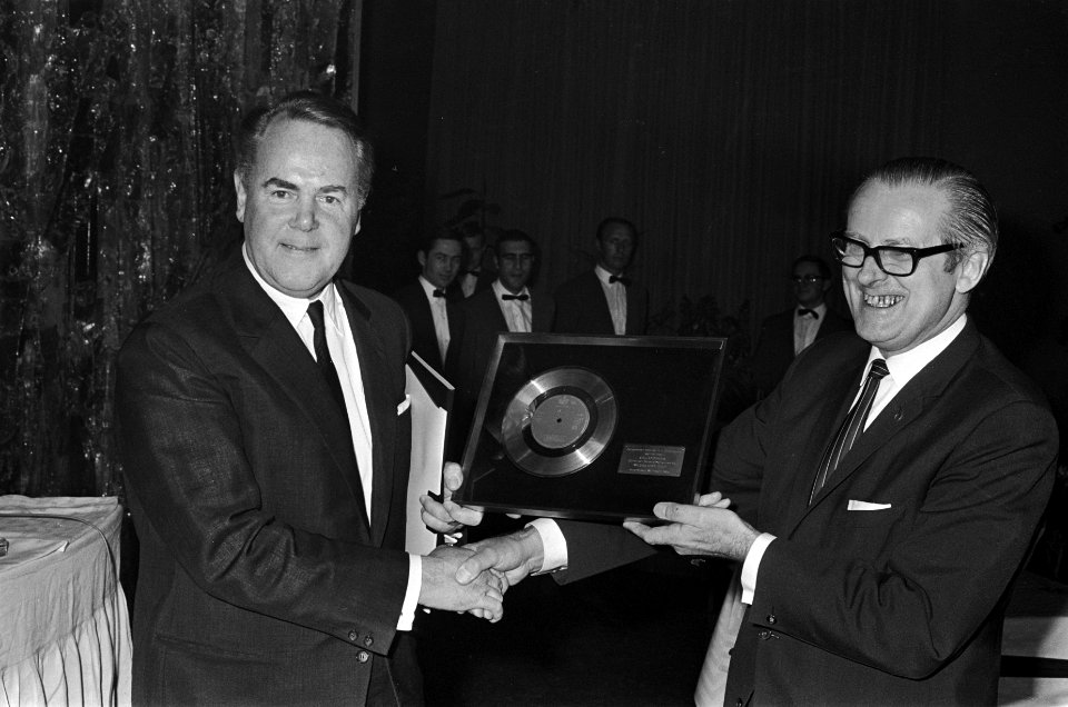 Gouden plaat voor dhr. J.N.Y. Sieverding. Paul van der Velde, dhr. Sieverding, W, Bestanddeelnr 921-1990
