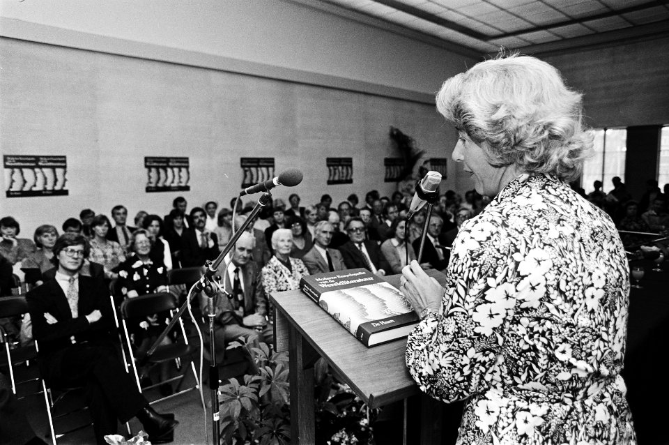 GPD forum in Arti et Amicitiae , presentatie heruitgave Moderne Encyclopedie va, Bestanddeelnr 930-8972