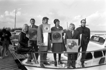 Gouden platen voor medewerkers Ja zuster, nee zuster, met gouden plaat, v.l.n., Bestanddeelnr 921-8026