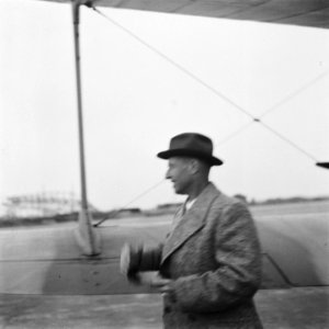Gouverneur-generaal Tjarda van Starkenborg Stachouwer na de landing op vliegveld, Bestanddeelnr 900-7359 photo
