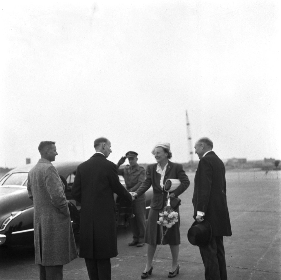Gouverneur-generaal Tjarda van Starkenborg Stachouwer na de landing op het vlieg, Bestanddeelnr 900-7361