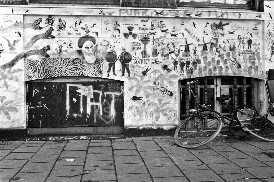 Graffiti op muren van kraakpand in Amsterdamse Sarphatistraat, Bestanddeelnr 931-0737