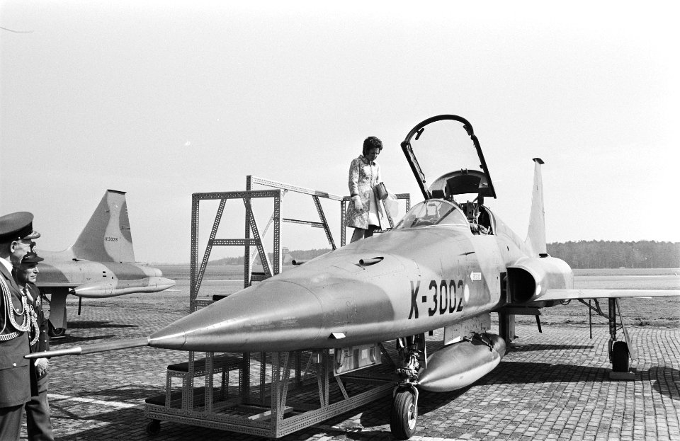 Gouverneur-generaal Michener in de cockpit van een gevechtsvliegtuig op vliegve…, Bestanddeelnr 924-4583