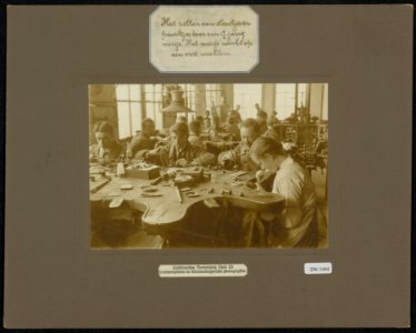 Goudfabriek Het zetten van steentjes en pareltjes door een 17-jarig meisje Het, Bestanddeelnr 256-1444