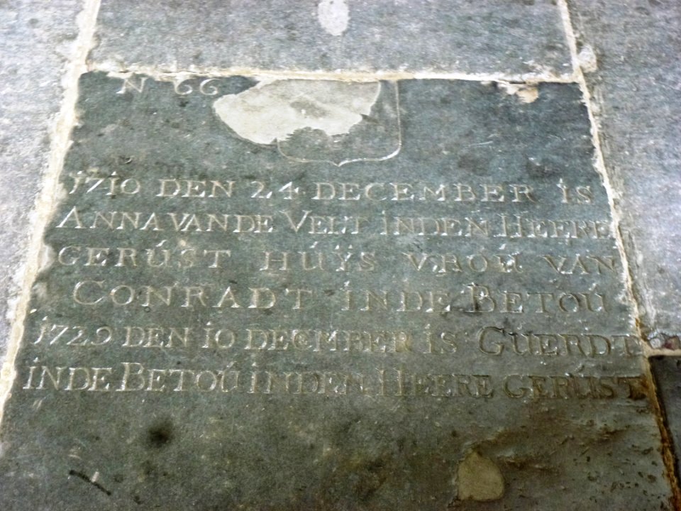 Grafstenen St Stevenskerk (019) leden fam. In de Betouw 18e eeuw