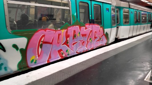 Graffiti sur la ligne 12, Paris, France