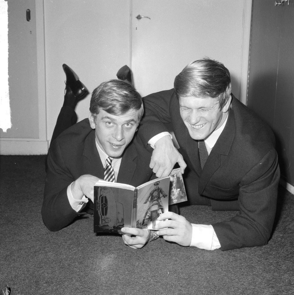 Gouden boek voor Jan Cremer, rechts Wim Wagenaar, Bestanddeelnr 917-1761
