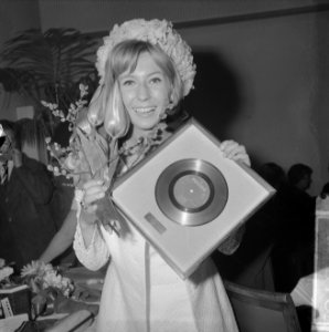 Gouden plaat voor Willeke Alberti , hier met gouden plaat en bloemen, Bestanddeelnr 917-6182