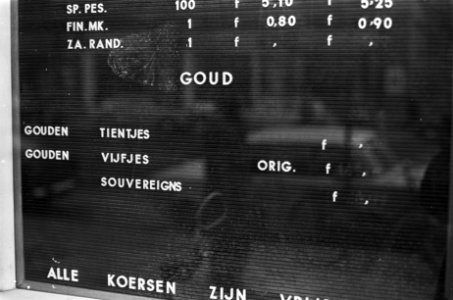 Goudmarkt vrij, prijzen voor gouden munten nog niet genoteerd op het Damrak, Bestanddeelnr 921-1782